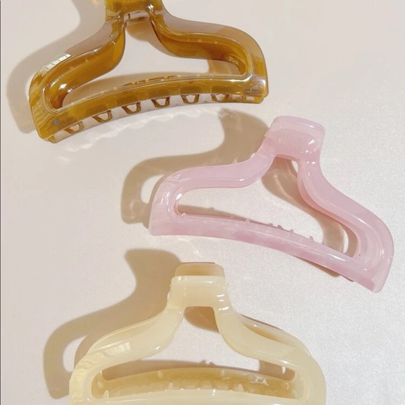 Neutral Hair Claws - Picture 1 of 2